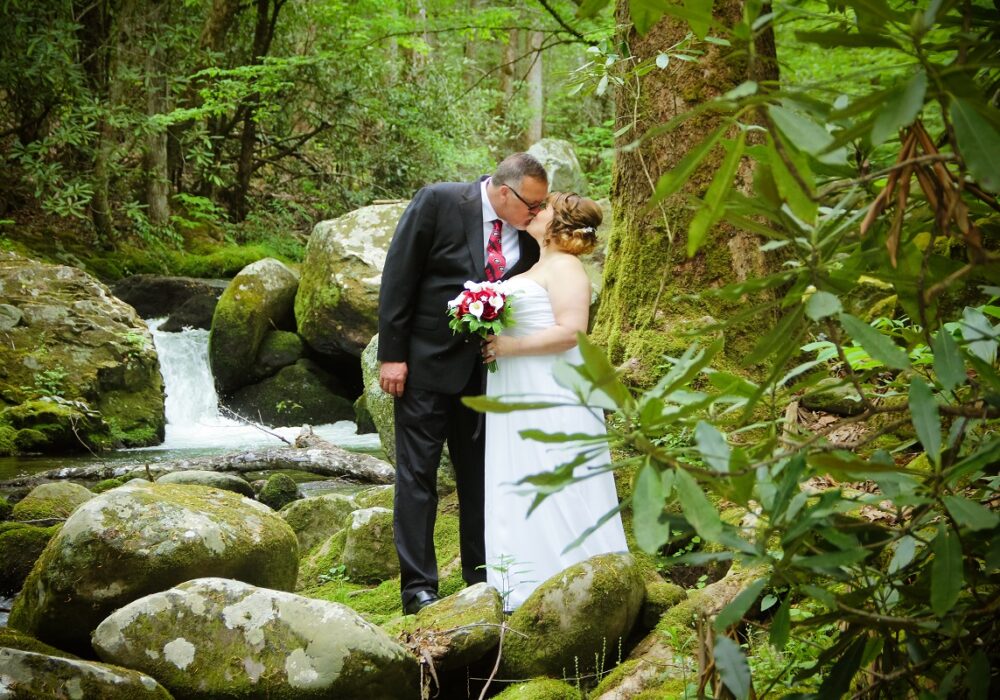 eloping-in-gatlinburg-private-creekside