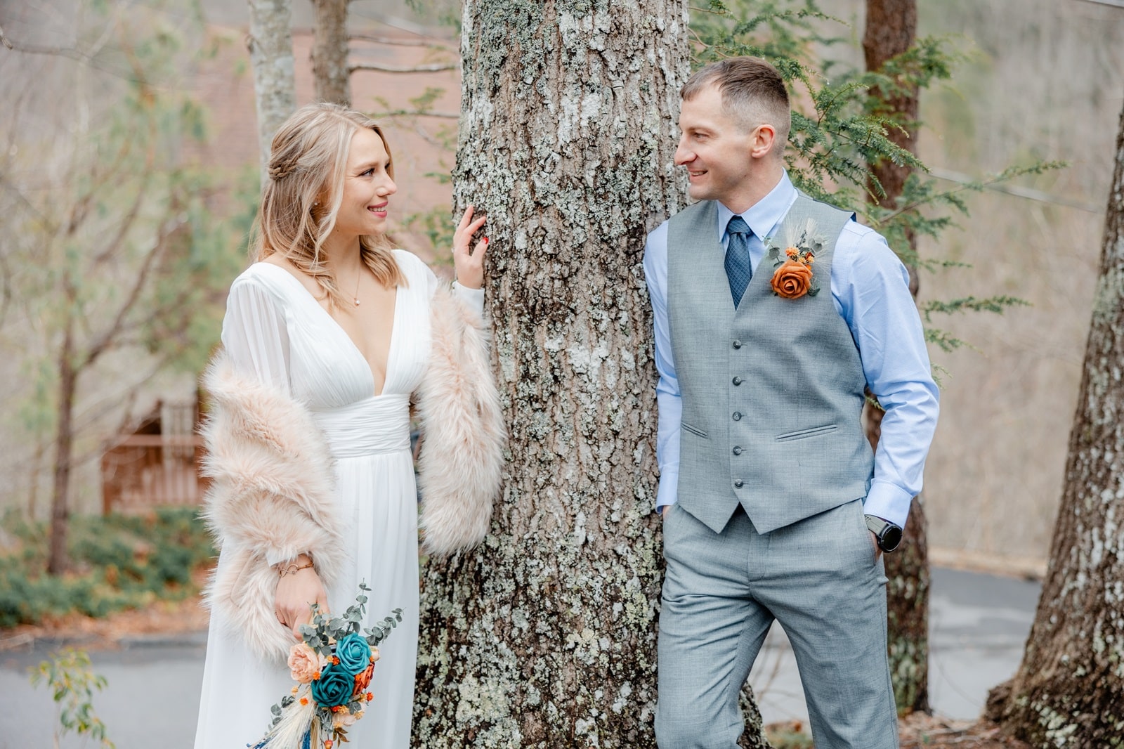 gatlinburg tennessee cabin wedding couple
