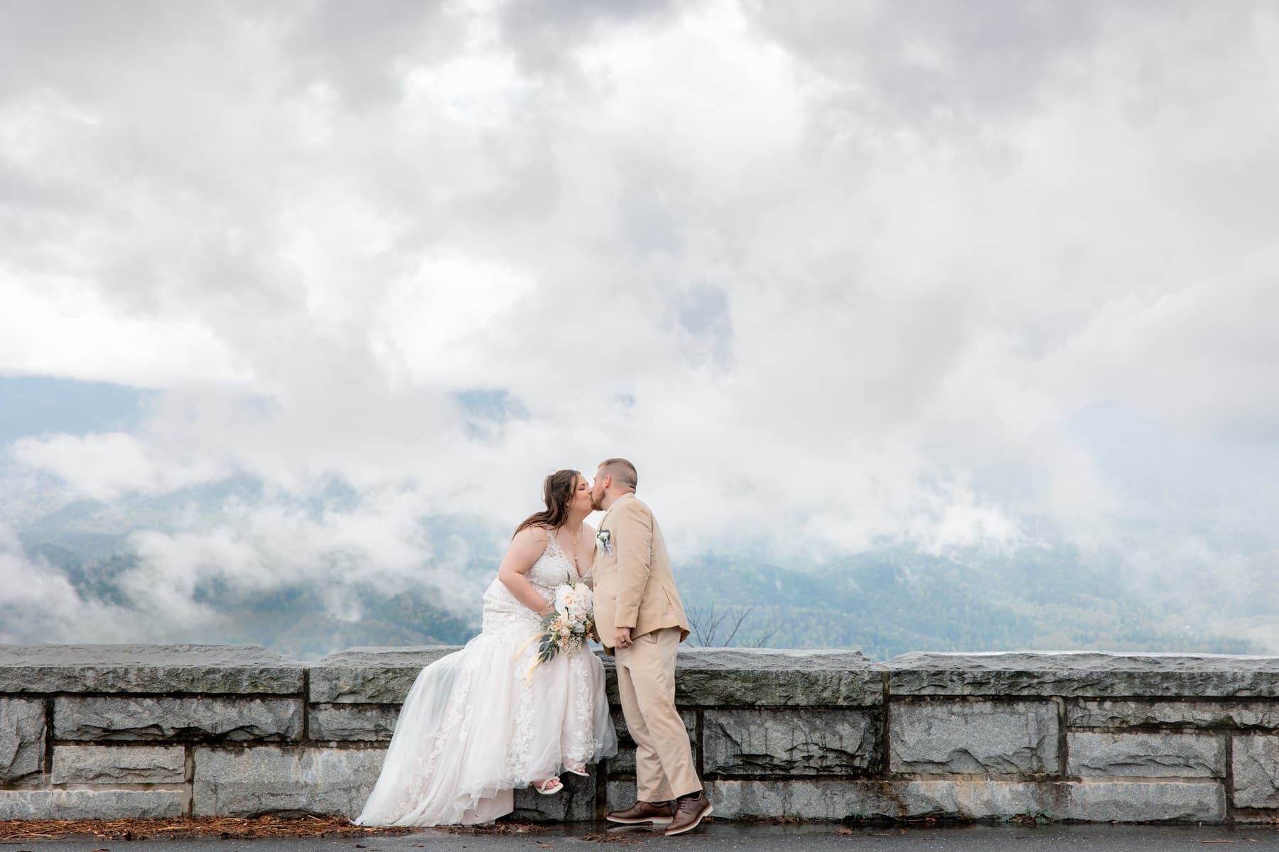 rainy wedding at foothills parkway
